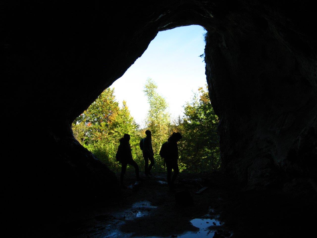 Jaskinia Jasna Smoleńska jeden z punktów na trasie spaceru. fot. P. Kokoszka
