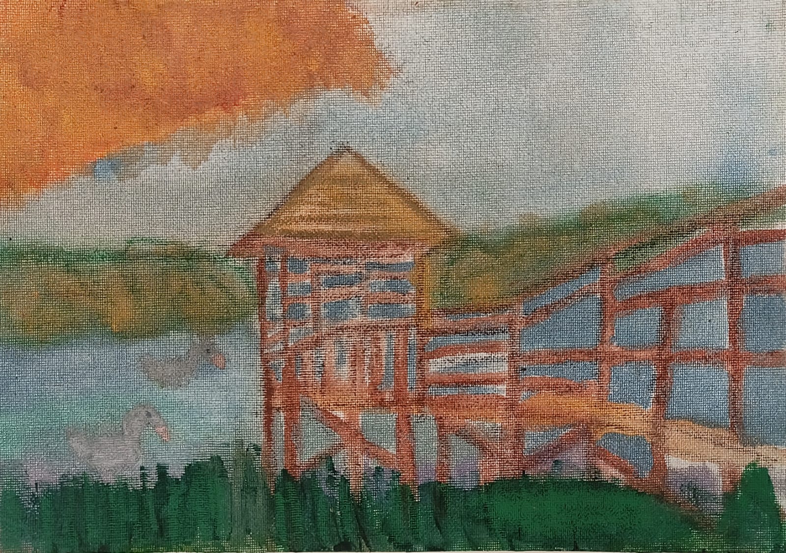 Platforma widokowa z daszkiem na stawie w promieniach zachodzącego słońca.