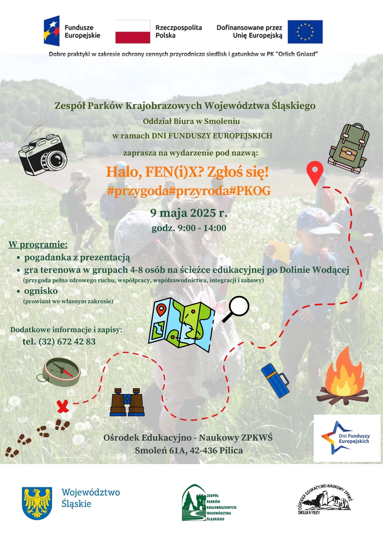 Na plakacie w górnej części widać loga Funduszy Europejskich, flagę Polski, flagę Unii Europejskiej oraz nazwę projektu. W dolnej części plakatu widać loga Województwa Śląskiego, Zespołu Parków Krajobrazowych Województwa Śląskiego oraz Ośrodka Edukacyjnego-Naukowego  ZPKWŚ O/Smoleniu. Na plakacie znajdują się informacje dot. wydarzenia: nazwa, data, godzina oraz program wydarzenia. Plakat ma tło na którym widać dzieci z mapami w rękach, które szukają drogi. Na plakacie znajduje się rysunki: mapa, kompas, ognisko, plecak, aparat, lupa oraz lornetka. Wydarzenie organizowane w ramach projektu FENX.01.05-IW.01-0023/24FENIKS - „Dobre praktyki w zakresie ochrony cennych przyrodniczo siedlisk i gatunków w PK ‘’Orlich Gniazd”. Wydarzenie dnia 9 maj 2025 r., od godziny 9 do 14. W programie: pogadanka z prezentacją, gra terenowa w grupach 4-8 osób na ścieżce edukacyjnej po Dolinie Wodącej i ognisko. Dodatkowe informacje i zapisy: (32) 672 42 83