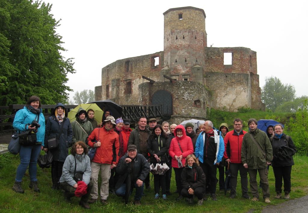 fot. 9. Pamiątkowe zdjęcie pod zamkiem Biskupów Krakowskich. Fot