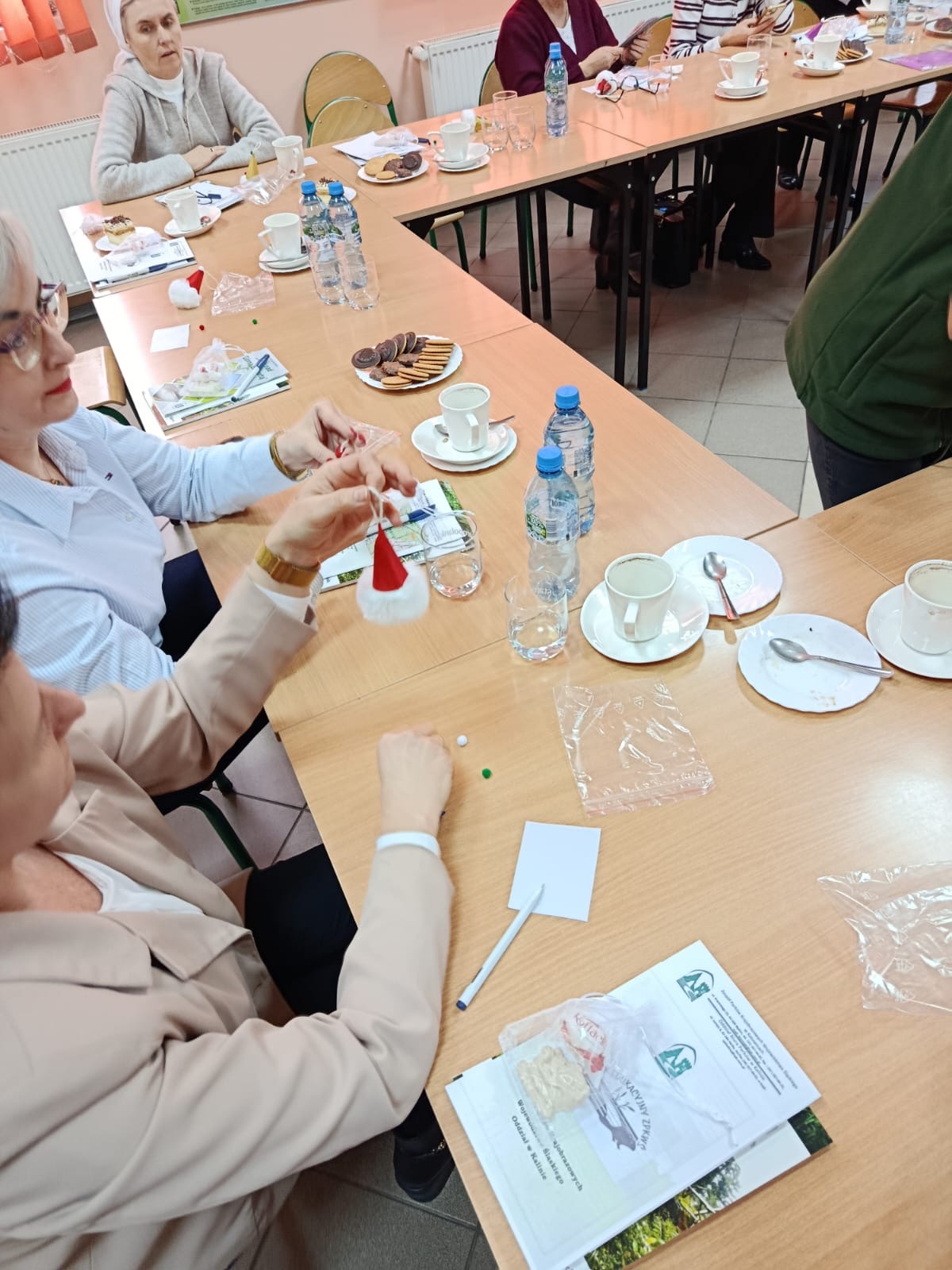 Uczestnicy spotkania podczas wykonywania skrzata świątecznego