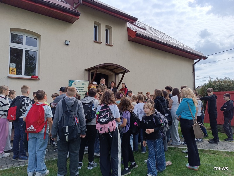 Uczestnicy festynu czakają na rozdanie nagród
