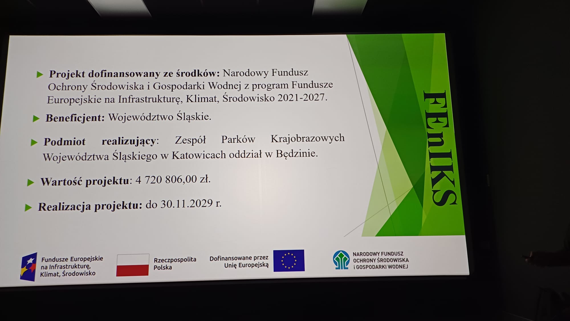 widać slajd z tekstem prezentacji oraz loga Funduszy Europejskich na Infrastrukturę, Klimat, Środowisko, dofinansowane przez Unię Europejską oraz Narodowy Fundusz Ochrony Środowiska i Gospodarki Wodnej. 