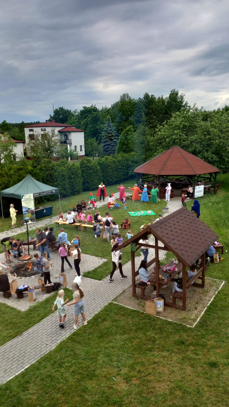 Uczestnicy festynu przy Ośrodku Edukacyjnym ZPKWŚ w Kalinie, zdjęcie zrobione z góry.