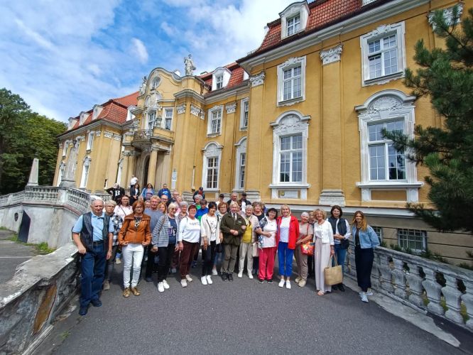 Zdjęcie grupowe uczestników wycieczki przy Pałacu w Kochcicach.