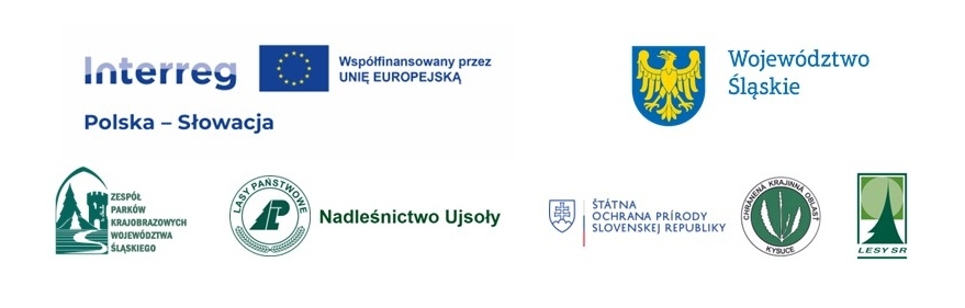Na górze logotyp programu Interreg Polska–Słowacja z flagą Unii Europejskiej i napisem „Współfinansowany przez Unię Europejską” oraz herb i nazwa Województwa Śląskiego. Logotypy ułożone w poziomie. Na dole Logotypy instytucji realizujących projekt: Zespół Parków Krajobrazowych Województwa Śląskiego, Lasy Państwowe Nadleśnictwo Ujsoły, Chronená krajinná oblasť Kysuce oraz LESY SR.