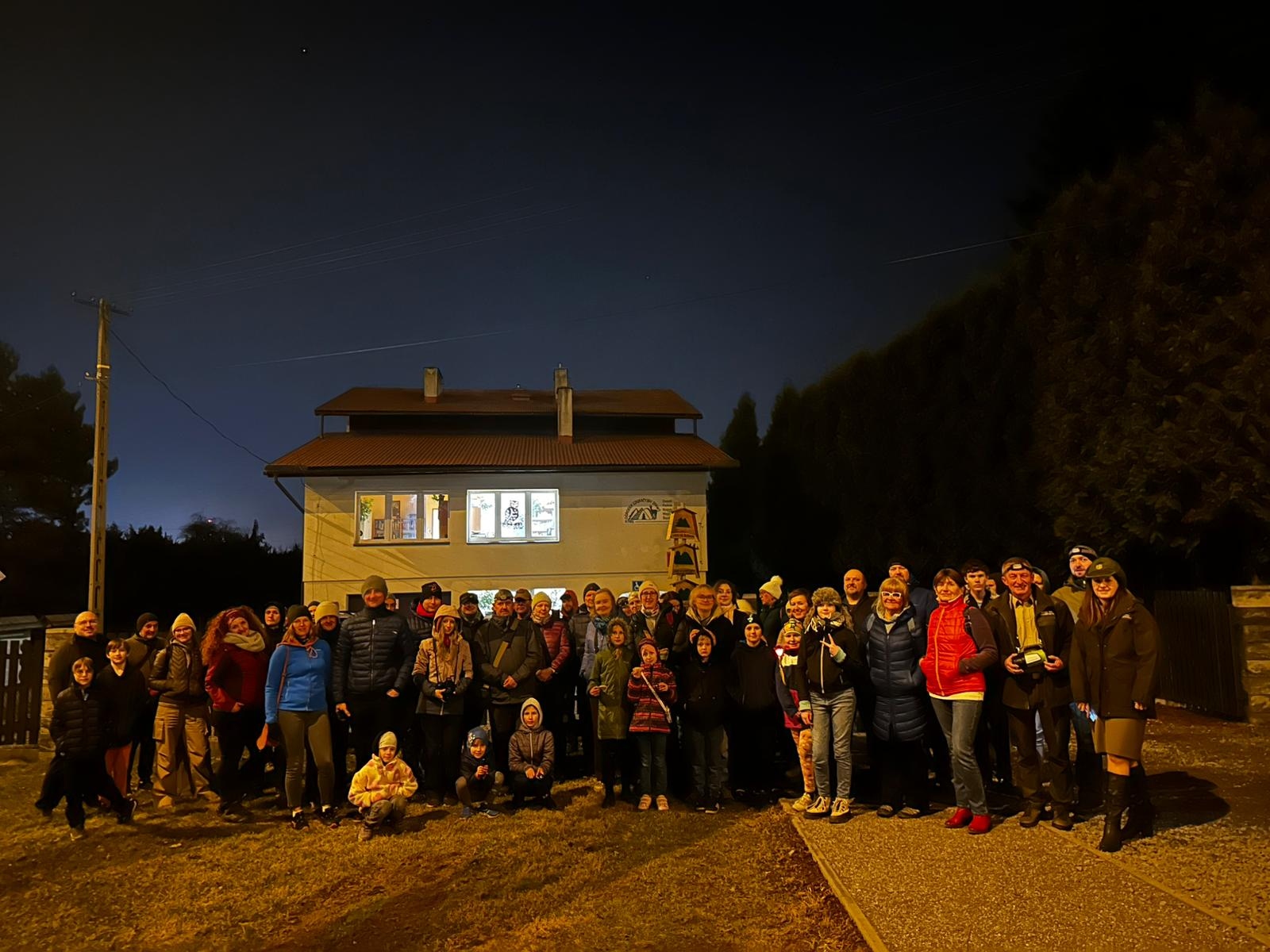 03. Zdjęcie zbiorowe uczestników wydarzenia przed siedzibą OE ZPKWŚ w Żywcu. Zdjęcie wykonane nocą.