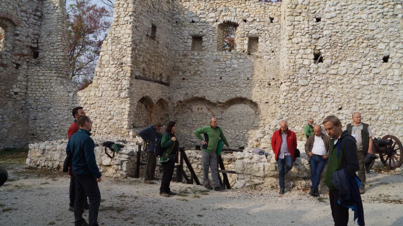 Andrzej Feliksik opowiada o historii zamku Pilcza w Smoleniu fot. M. Piątkowska