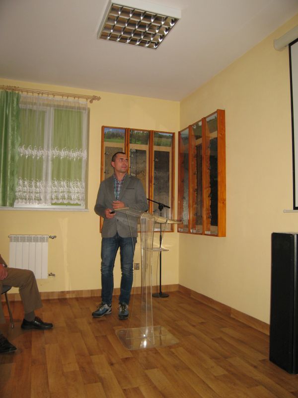 Przedstawiciel RDOS Katowice Damian Czechowski z referatem Jaskinie jako przedmiot ochrony w obszarach Natura 2000 na Wyżynie Częstochowskiej fot. P. Kokoszka 